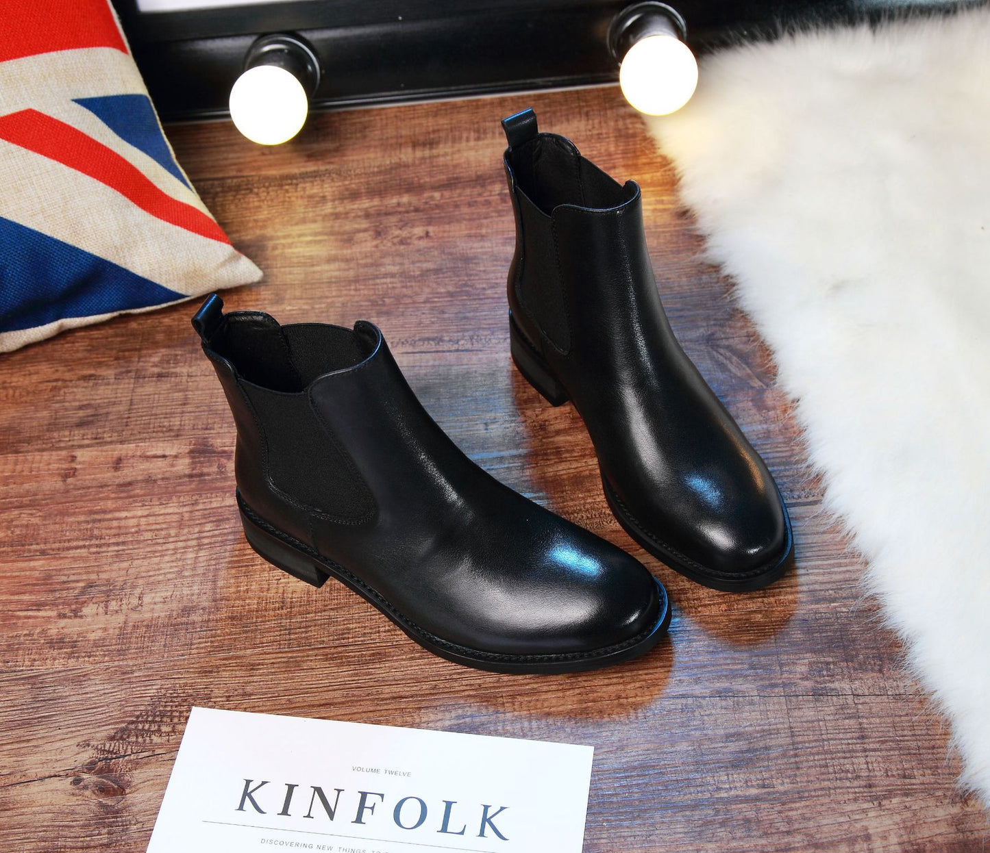 Women's British Style Fleece-lined Ankle Vintage Engraving Boots