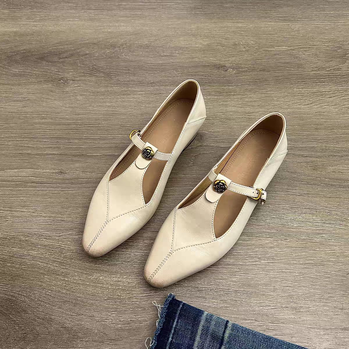 Women's French Buckle Mary Jane Shallow Mouth Retro Camellia Commuter Chunky Heels