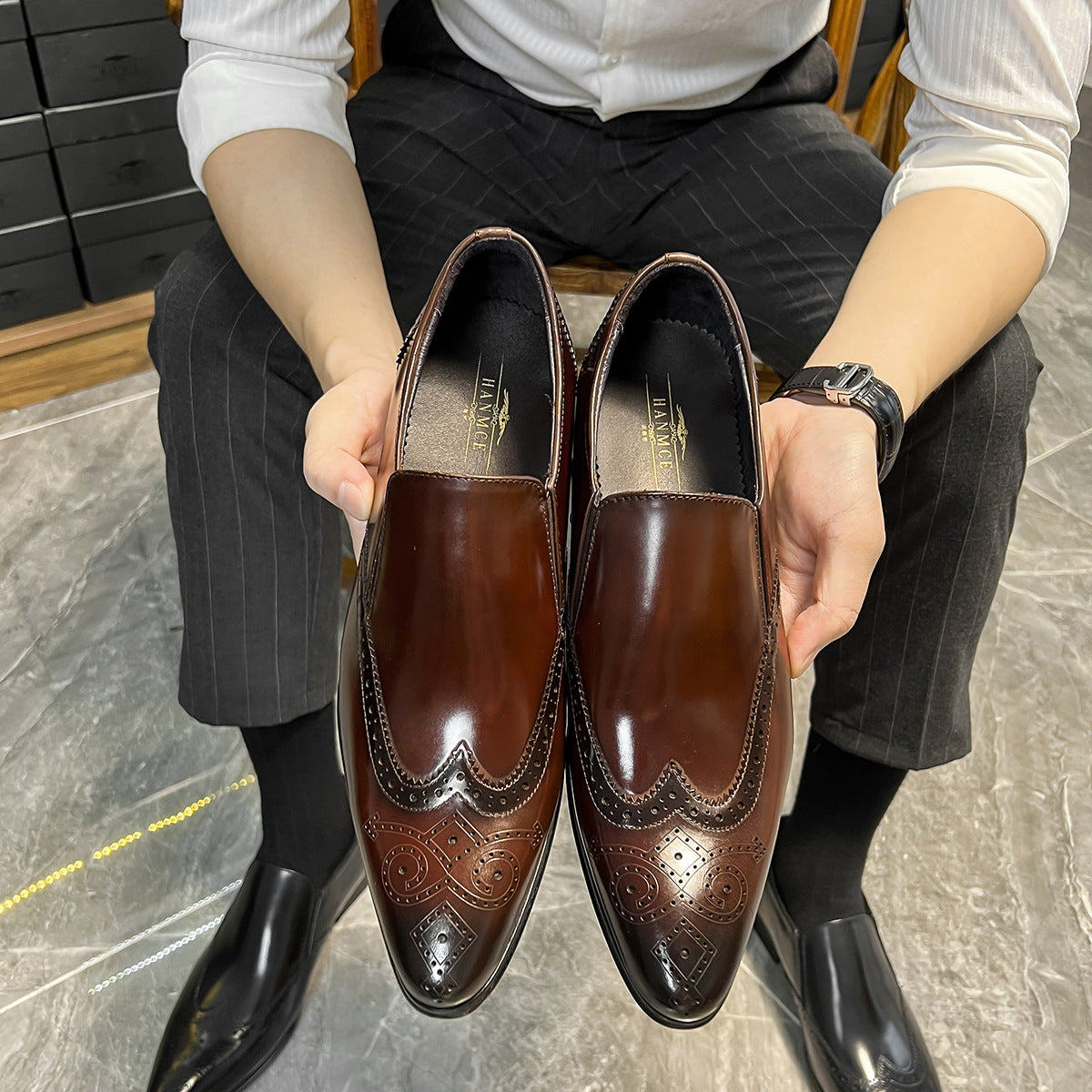 Men's Pinched Dead Brogue Pointed Korean Style Leather Shoes