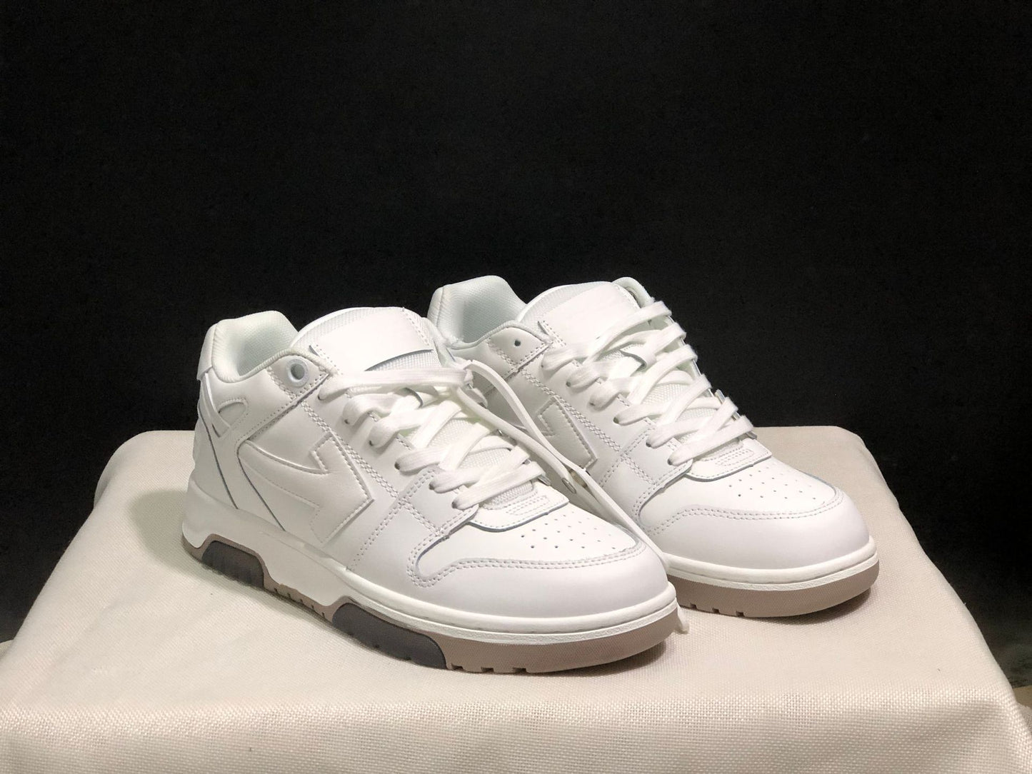 Women's & Men's Couple Street Board Comfortable Retro White Sneakers