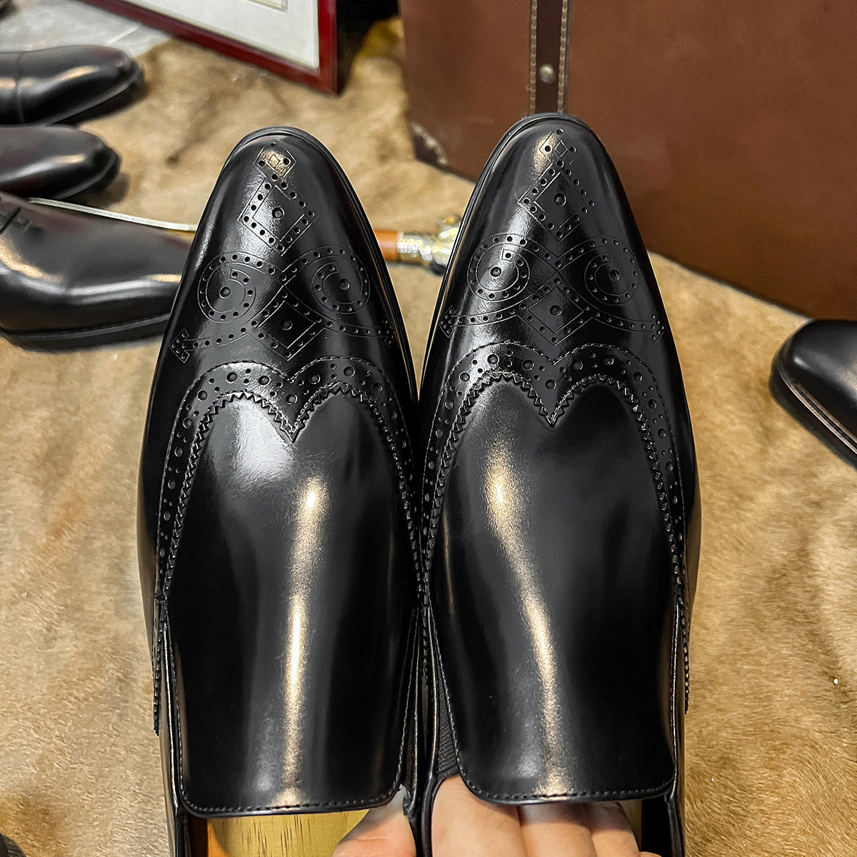 Men's Pinched Dead Brogue Pointed Korean Style Leather Shoes