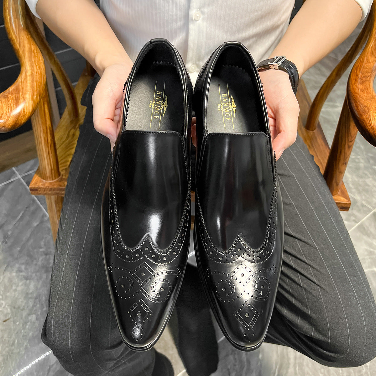 Men's Pinched Dead Brogue Pointed Korean Style Leather Shoes