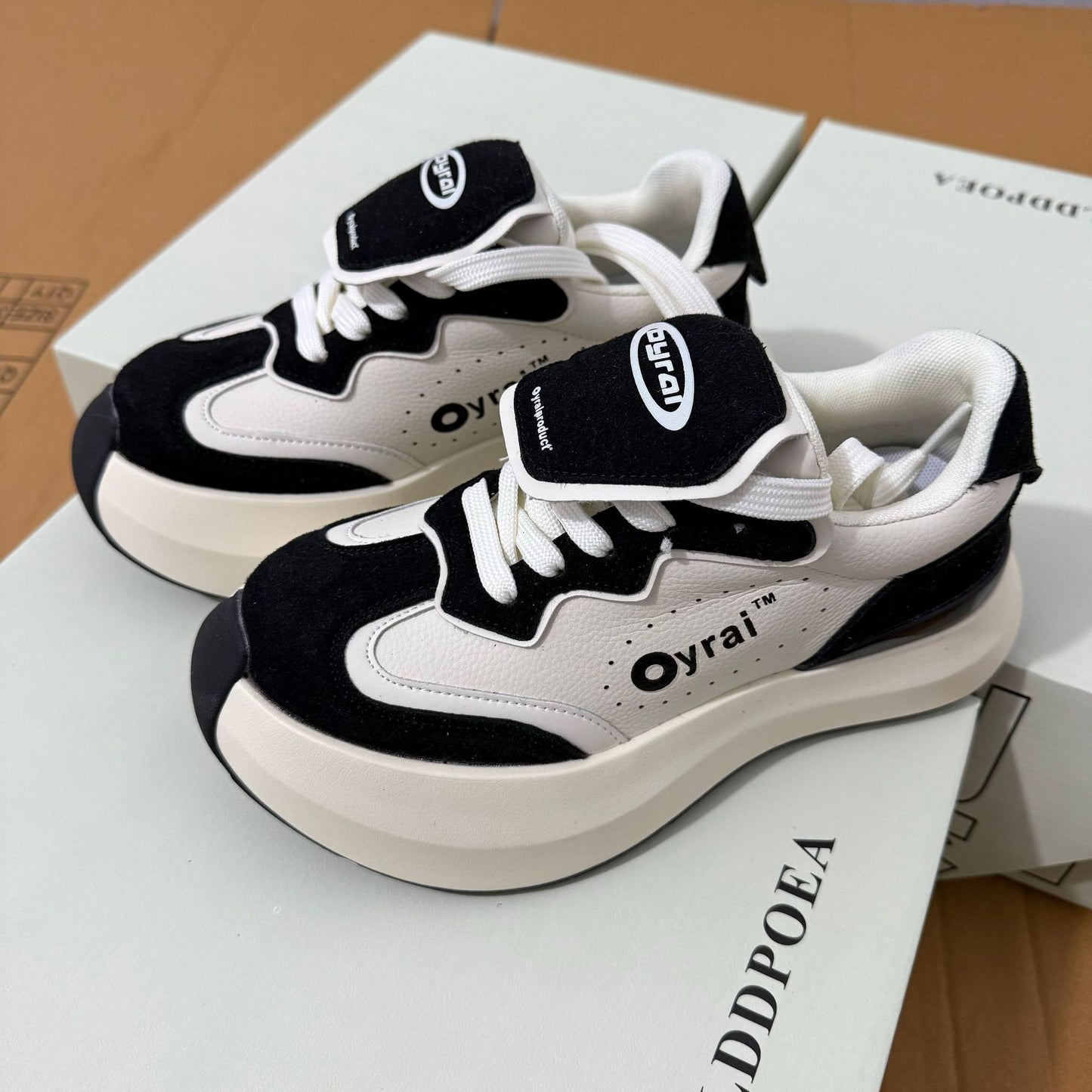 Board Thick Sole Retro Breathable Design Sneakers