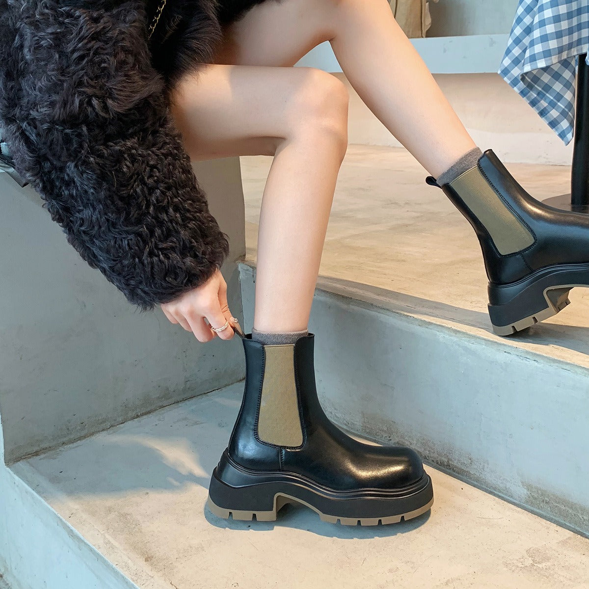 Women's Fashionable Round Head Chunky Thick Bottom Height Increasing Boots