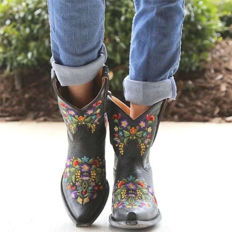 Women's Autumn Pointed Embroidered Large Size Short Women's Shoes