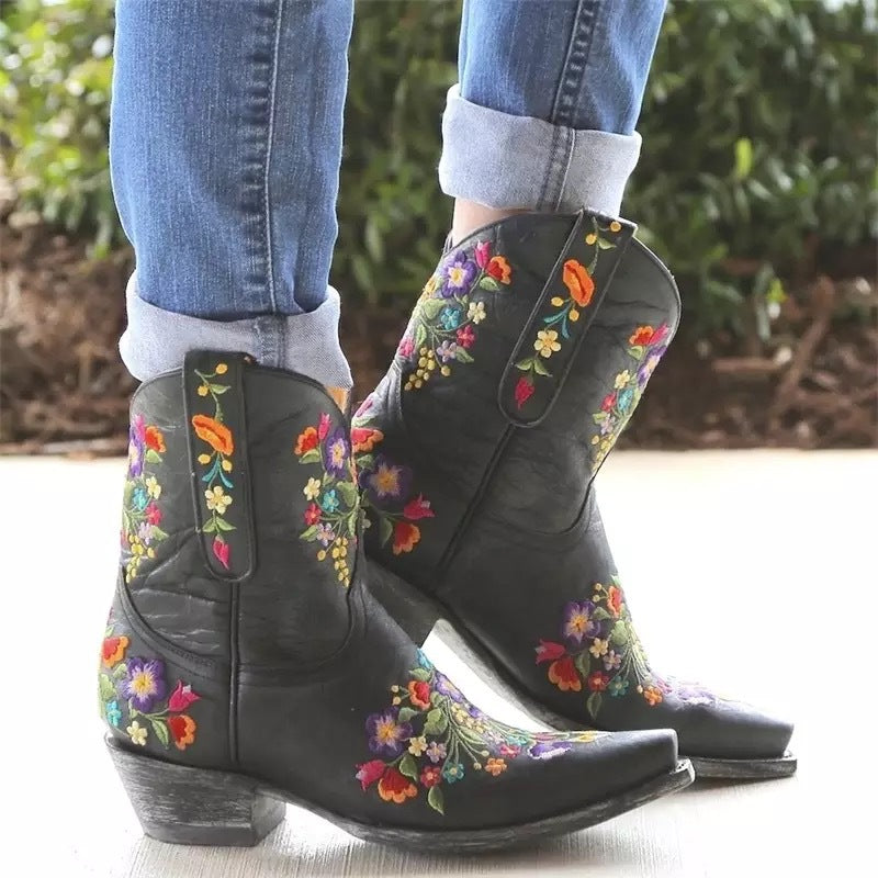 Women's Autumn Pointed Embroidered Large Size Short Women's Shoes