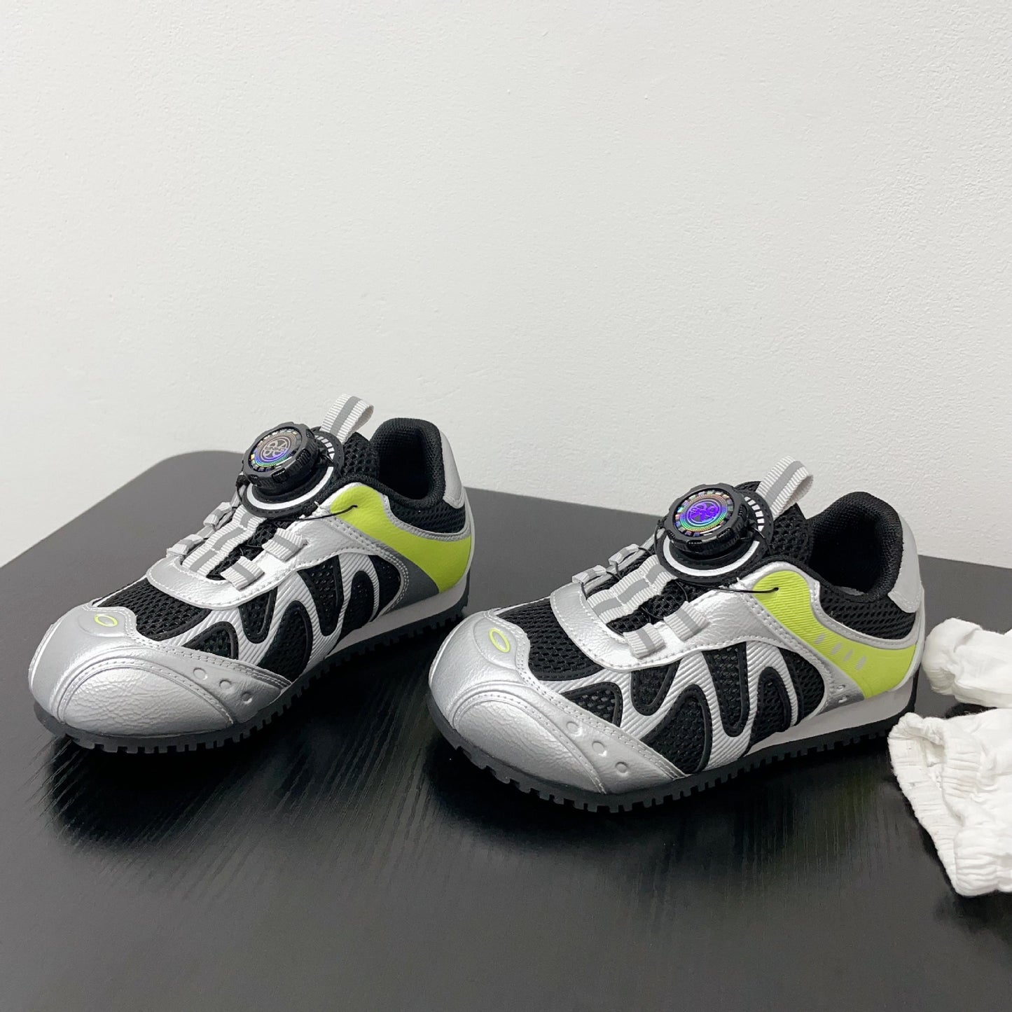 Children's Retro Style Light Comfortable Outdoor Rotating Button Children's Sports Shoes