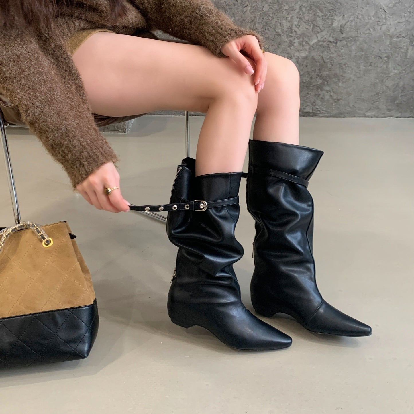 Women's Retro Back Zipper Pointed Toe Middle Boots