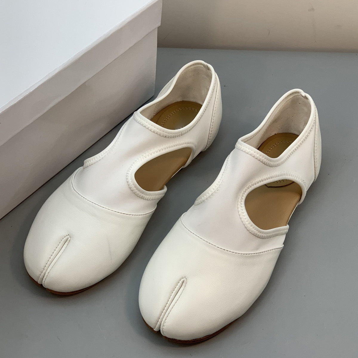 Women's Split Toe Pumps Spring Vintage Genuine Flat Ballet Hollowed Sandals