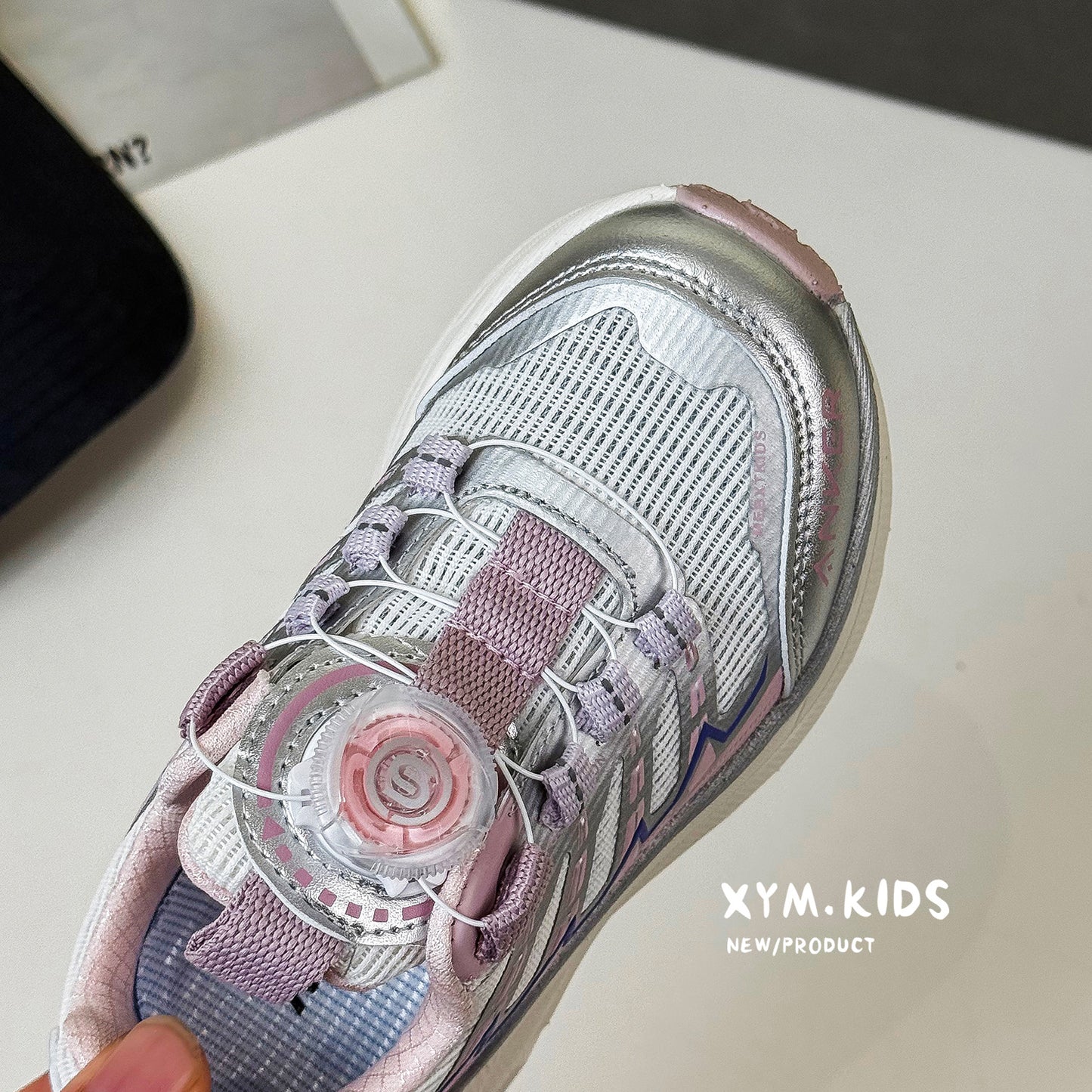 Children's Fashion Rotating Buckle Lightweight Breathable Outdoor Children's Sports Shoes