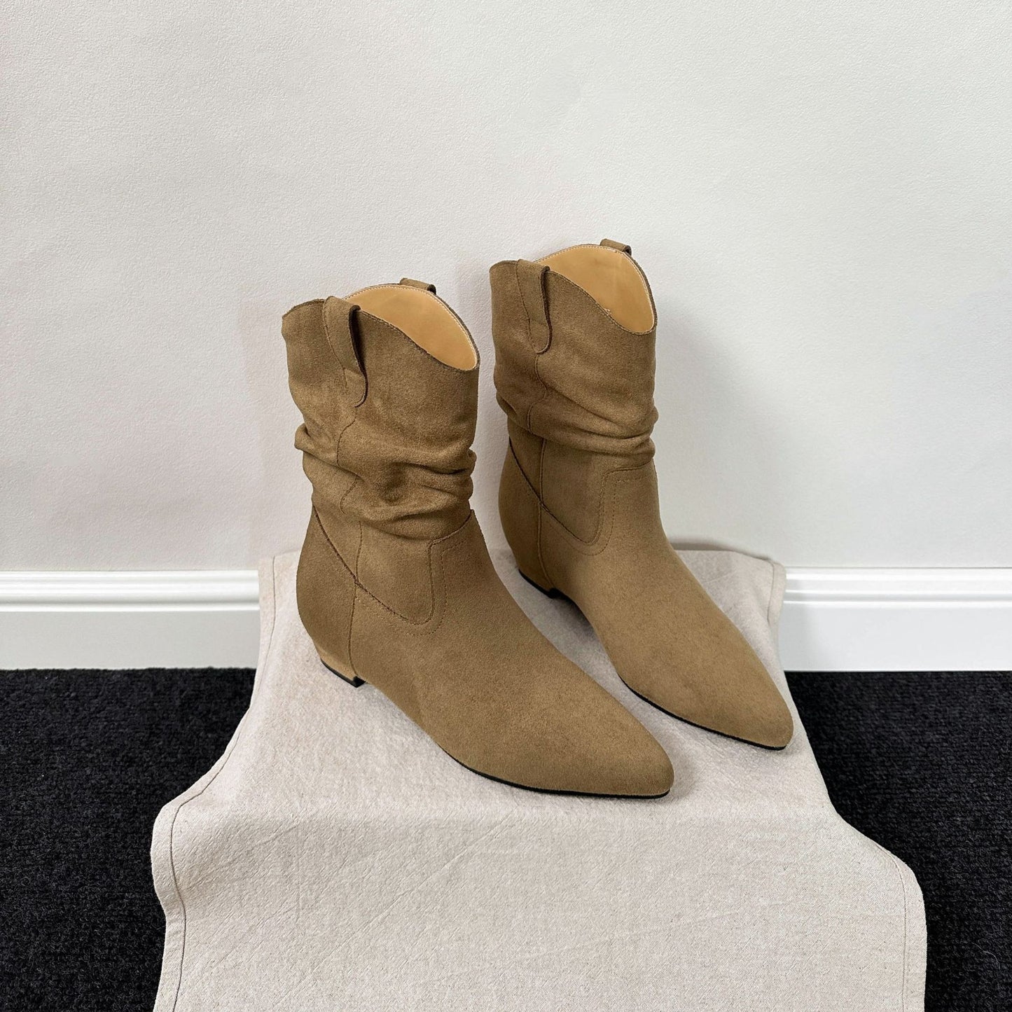 Women's Pleated Chunky V Cut With Height Of Pointed Ankle Pile Women's Leather Boots