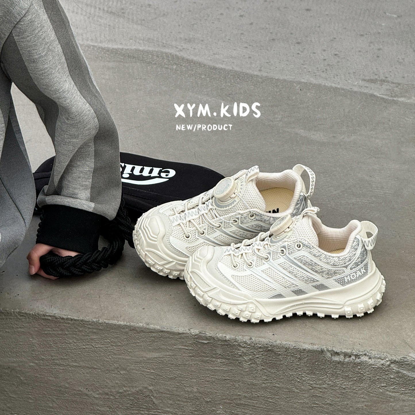 Children's Spring Lightweight Breathable Fashion Rotating Buckle Resin Sneakers