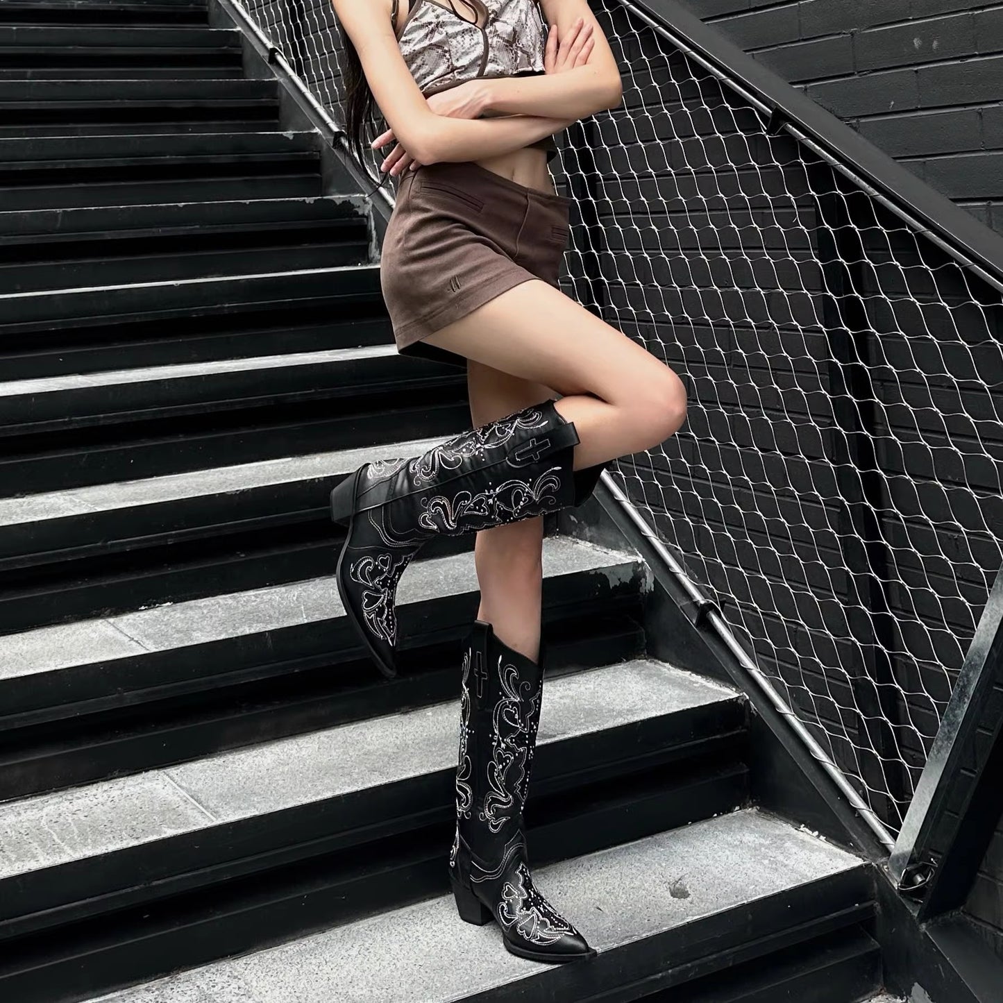 Women's Version Genuine Pointed Rivets Western Cowboy Embroidery Long Women's Leather Boots