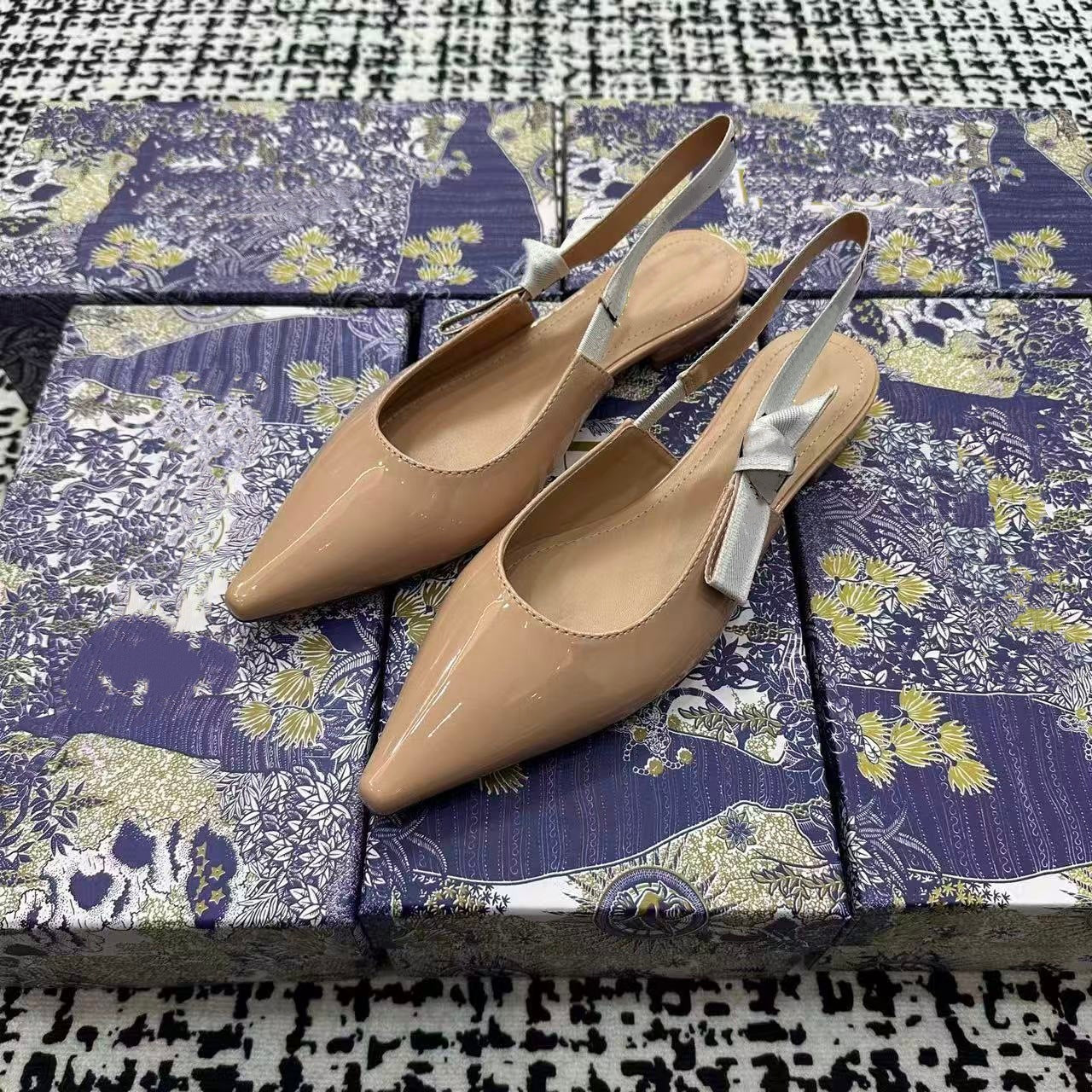 Women's Embroidery Knitted Back Empty Toe Cap Heels