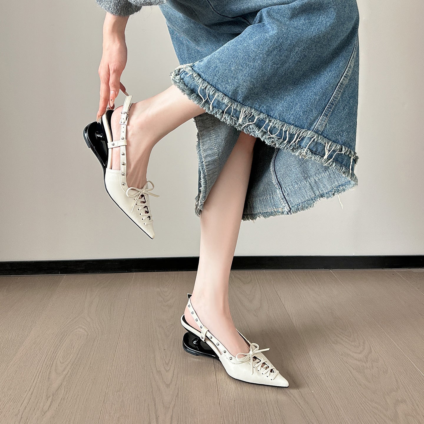 Women's Spring Hollowed Bowknot Fashion Stiletto Temperamental Minority Back Empty Brown Heels