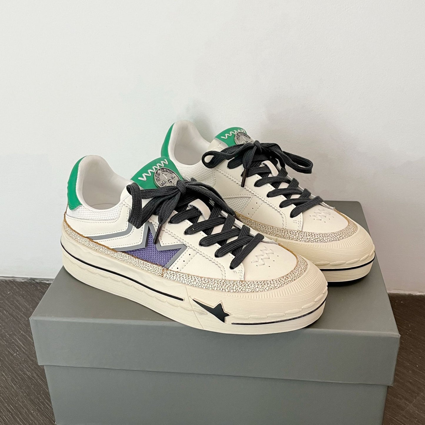 Women's Spring Thick Bottom Distressed Star Pattern Round Toe Stitching Women's Board Shoes