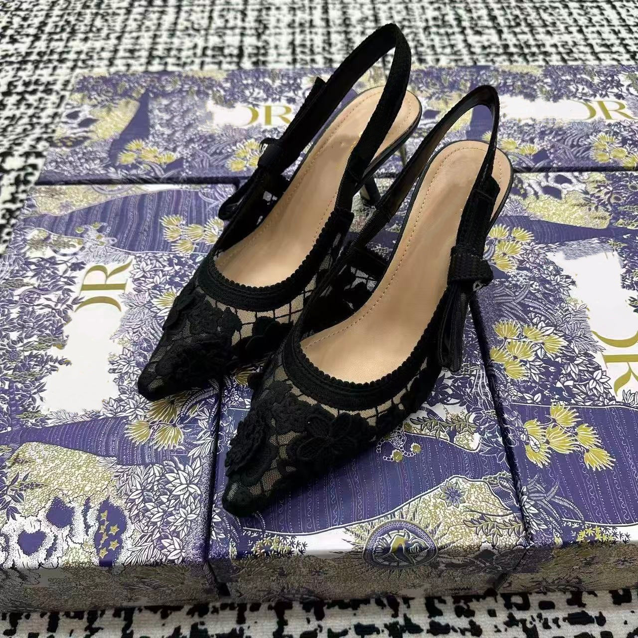 Women's Embroidery Knitted Back Empty Toe Cap Heels