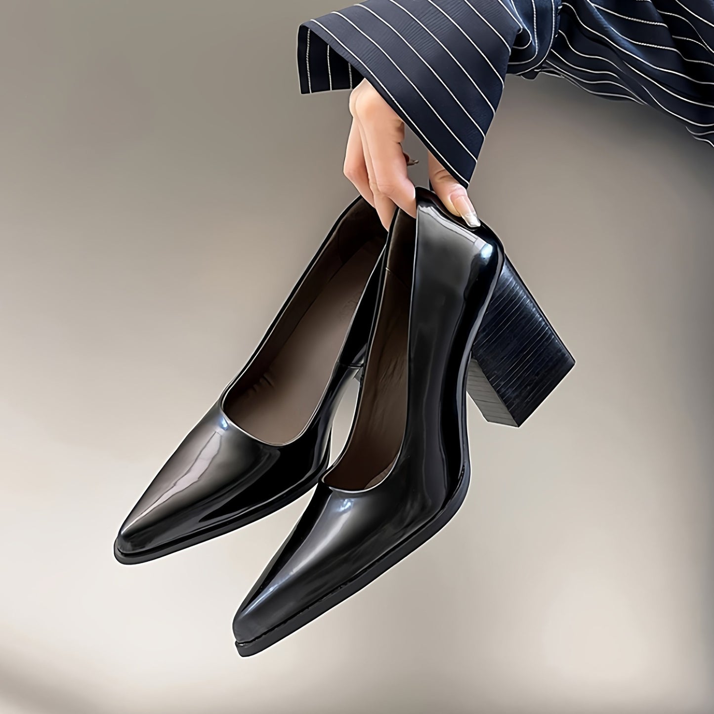 Women's Retro Pointed Toe Chunky Temperament Not Tired Feet Pumps Commuter Heels