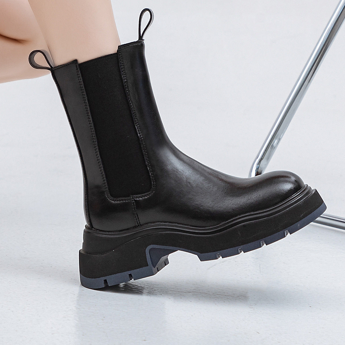 Women's Winter Thick Bottom Martin Black Round Smoke Pipe Trendy Height Women's Leather Boots