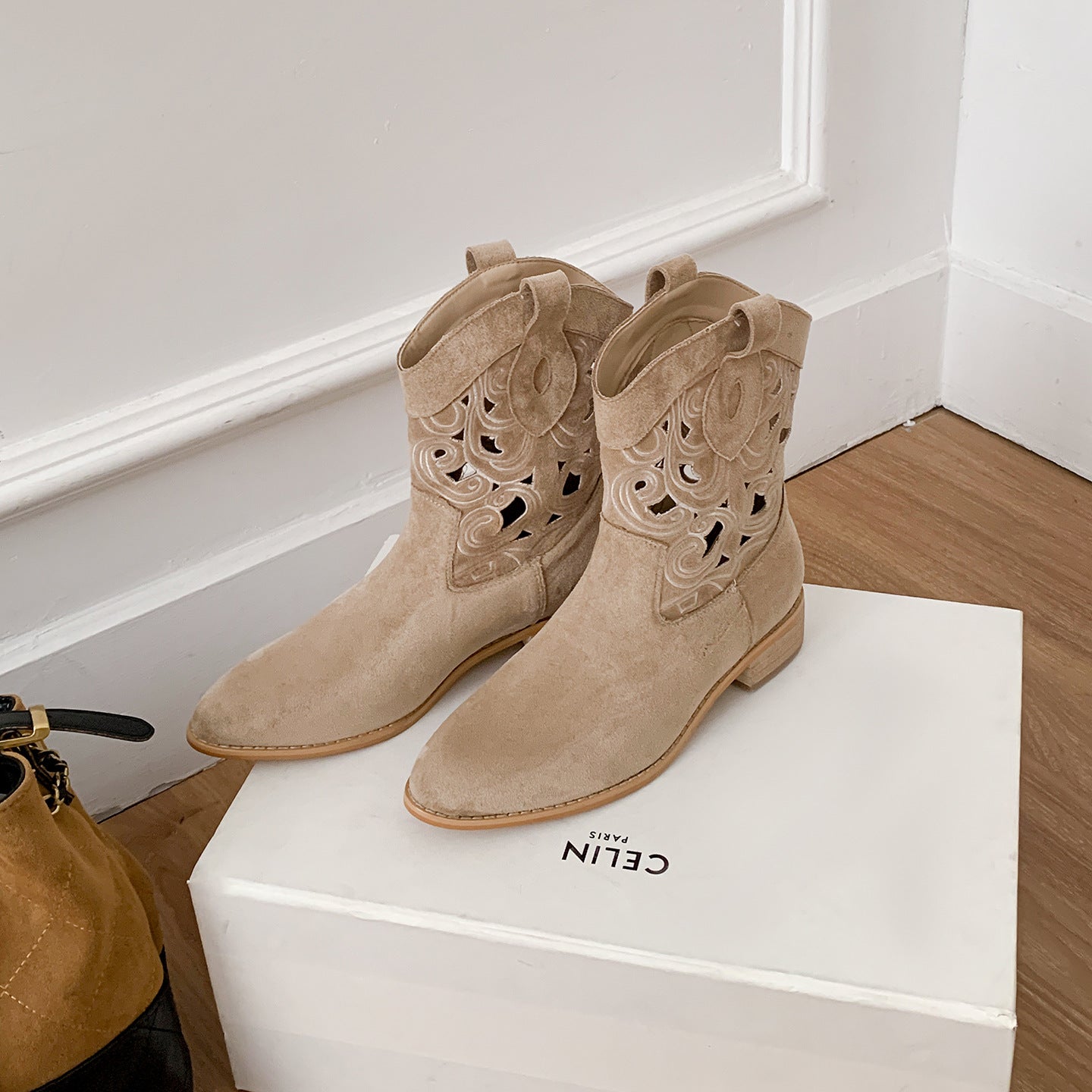 Cowhide Version Hot Hollowed Embroidery Chunky Knee-high Heels