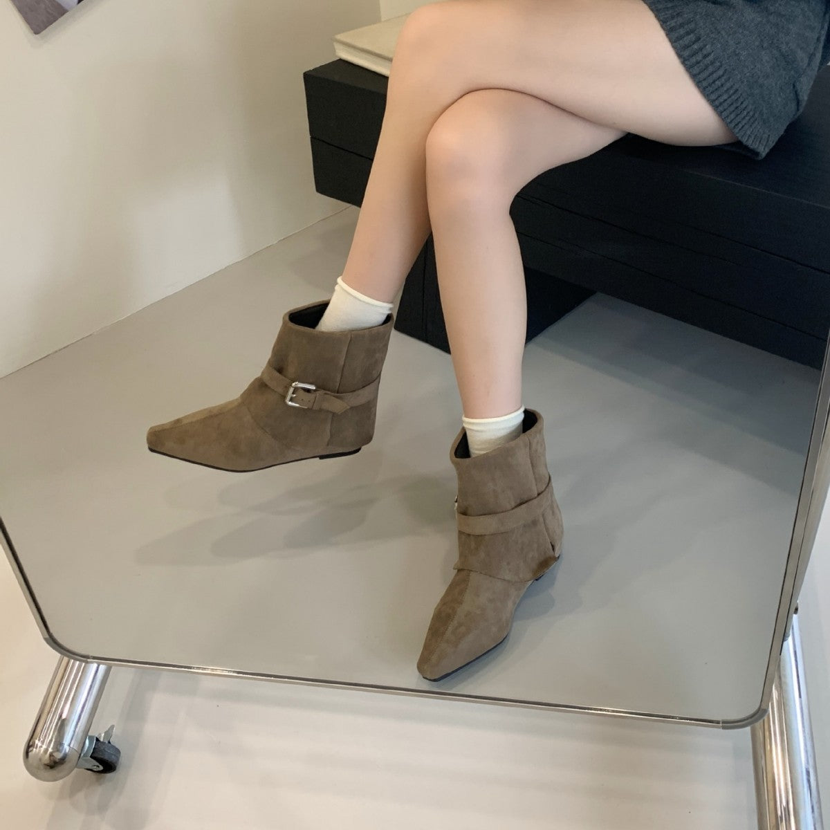 Women's Toe Chunky Mid Short Pleated Pile Style Outer Belt Buckle Women's Leather Boots