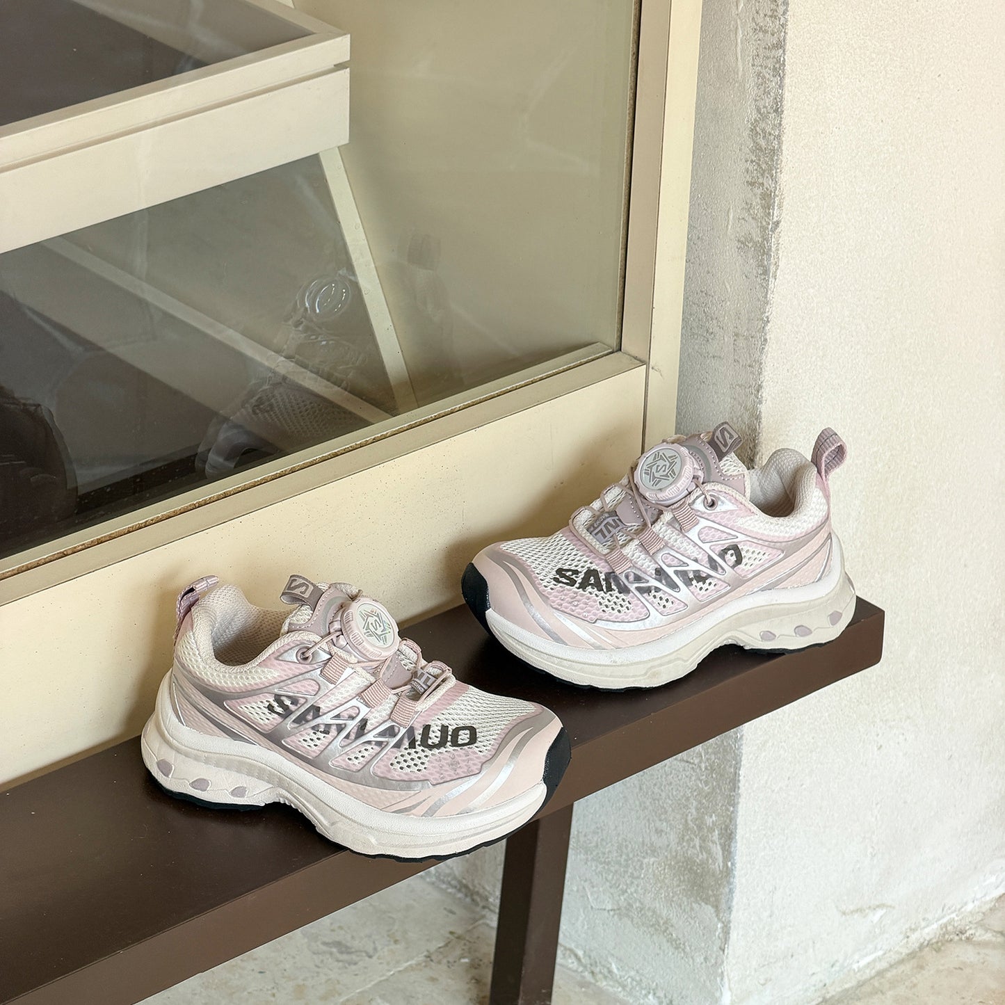 Children's Rotating Buckle Breathable Mesh Light Sneakers