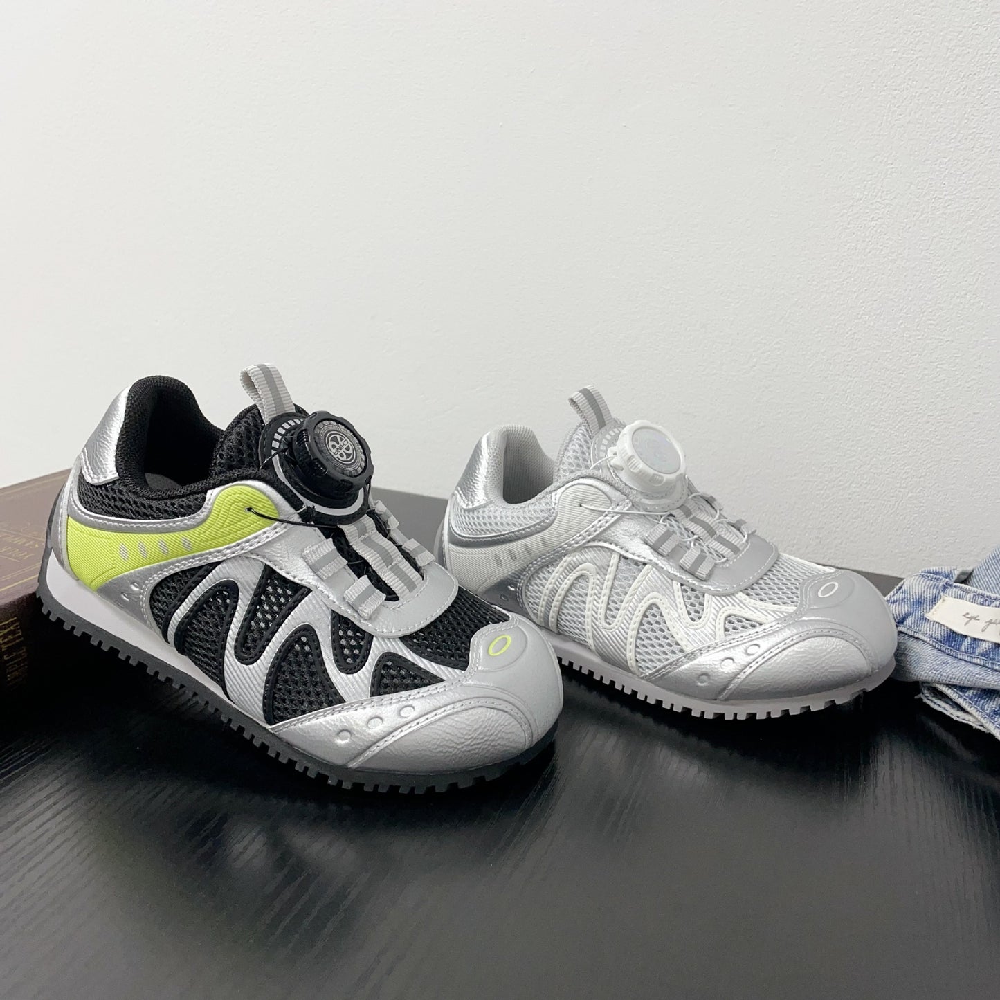 Children's Retro Style Light Comfortable Outdoor Rotating Button Children's Sports Shoes