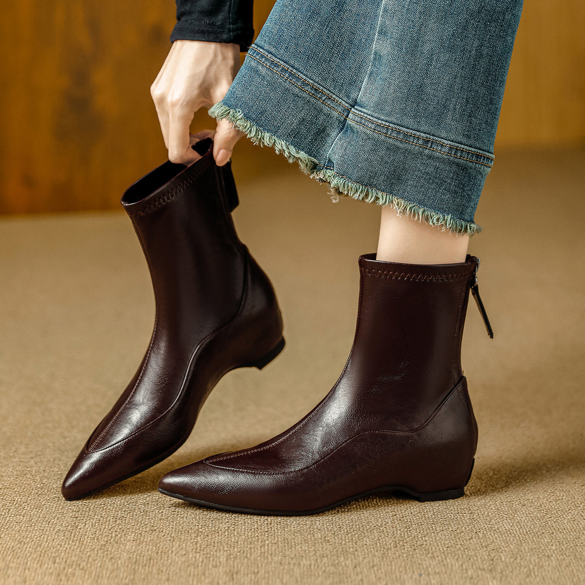 Women's Height Increasing Insole Pointed Toe Temperament Short Back Zipper Women's Leather Boots
