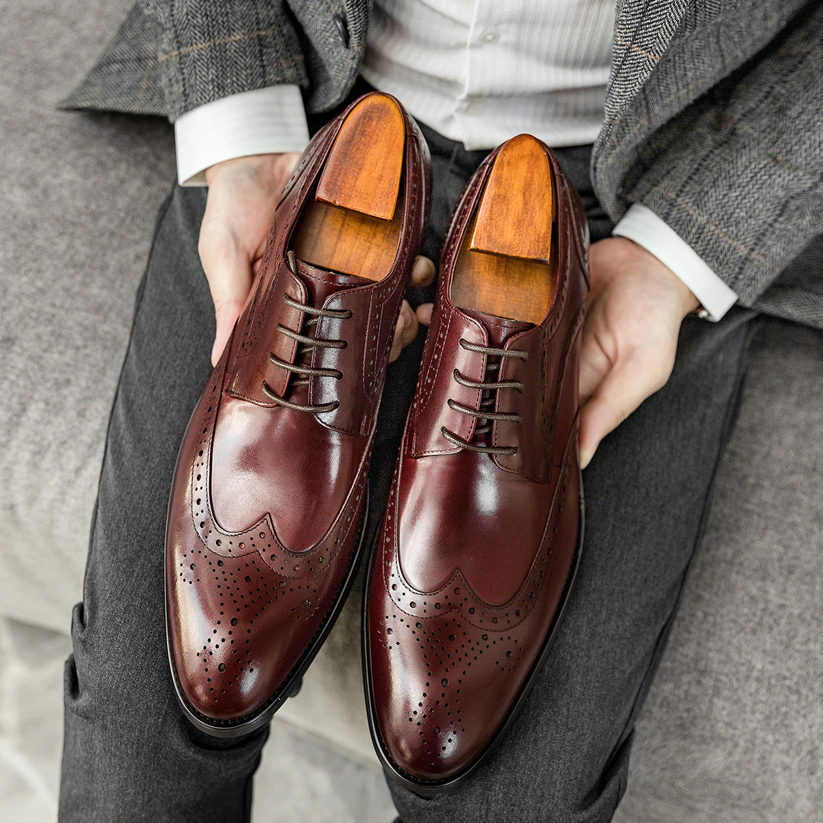 Comfortable Men's Brogue British Cowhide Carved Leather Shoes