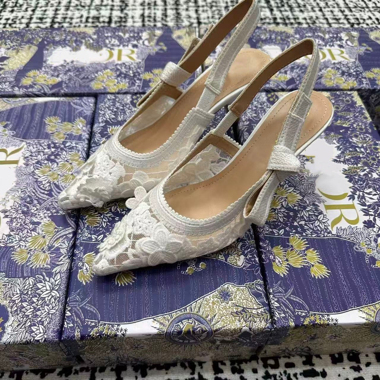 Women's Embroidery Knitted Back Empty Toe Cap Heels