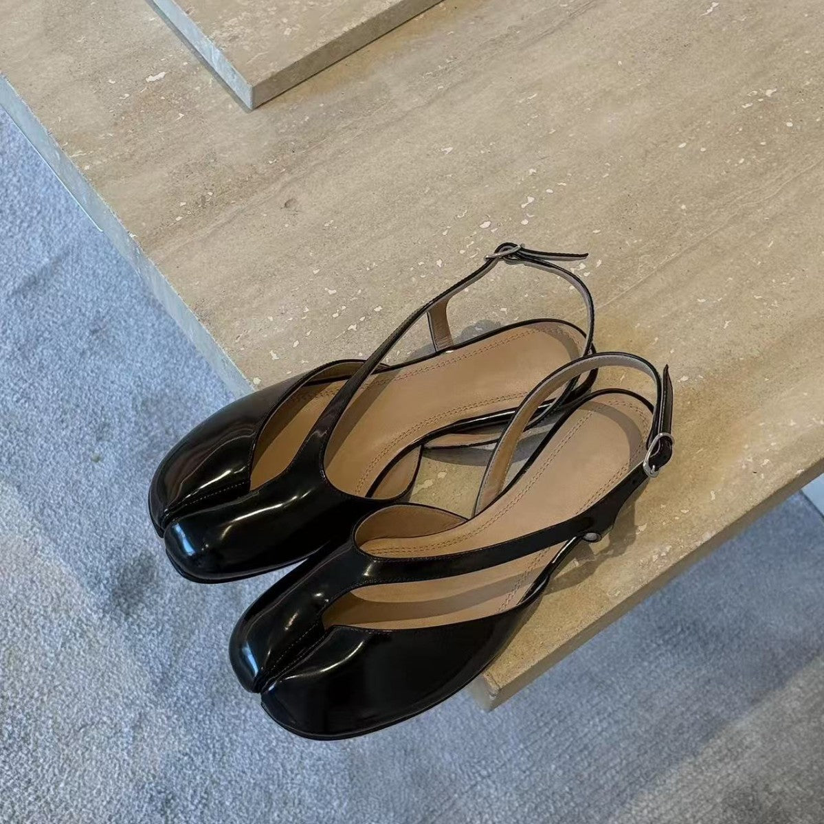 Women's Retro Minority Design Trotter Split Toe Buckle Fashion Flat Sandals