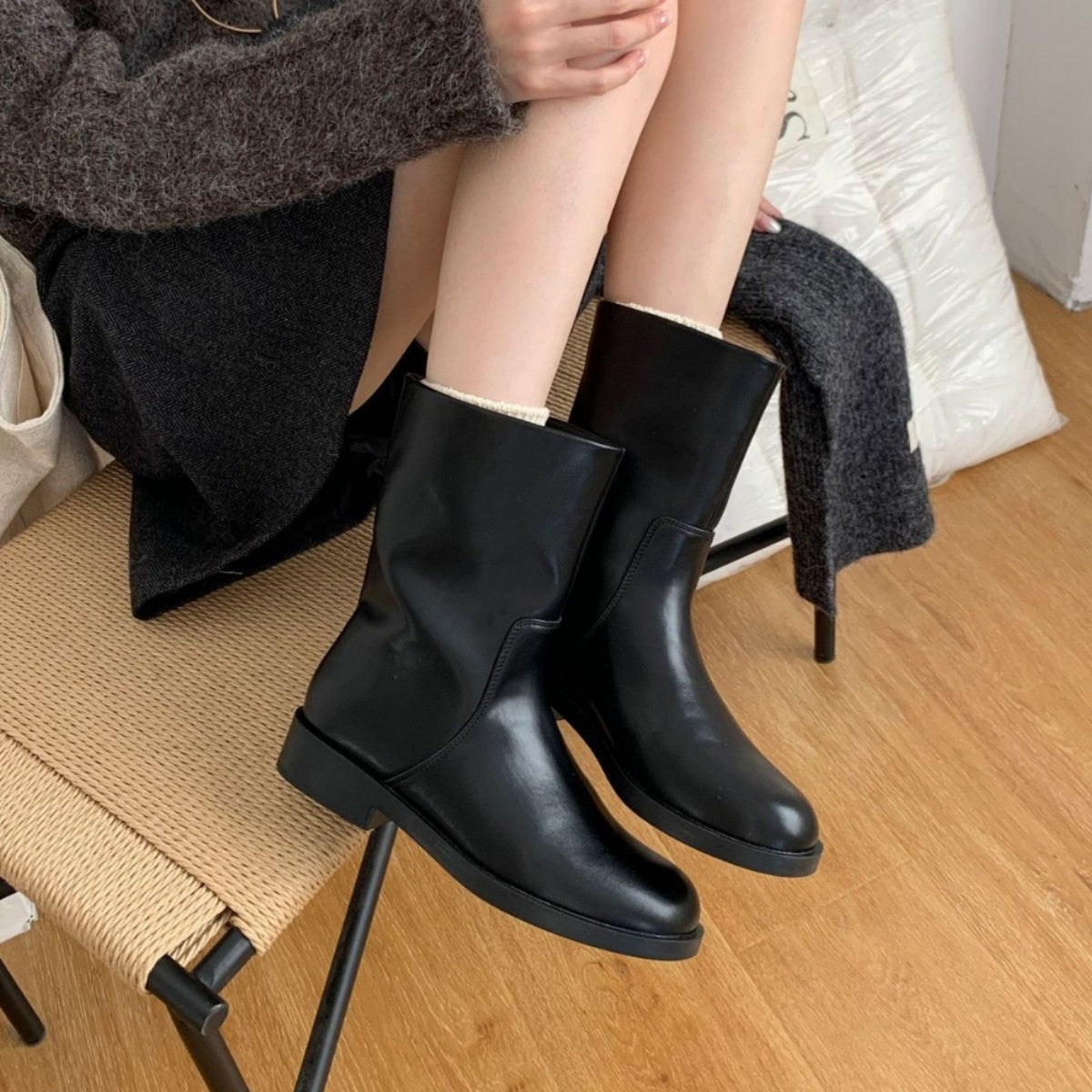 Niche Round Head Big Tube Circumference Short Knight Women's Leather Boots