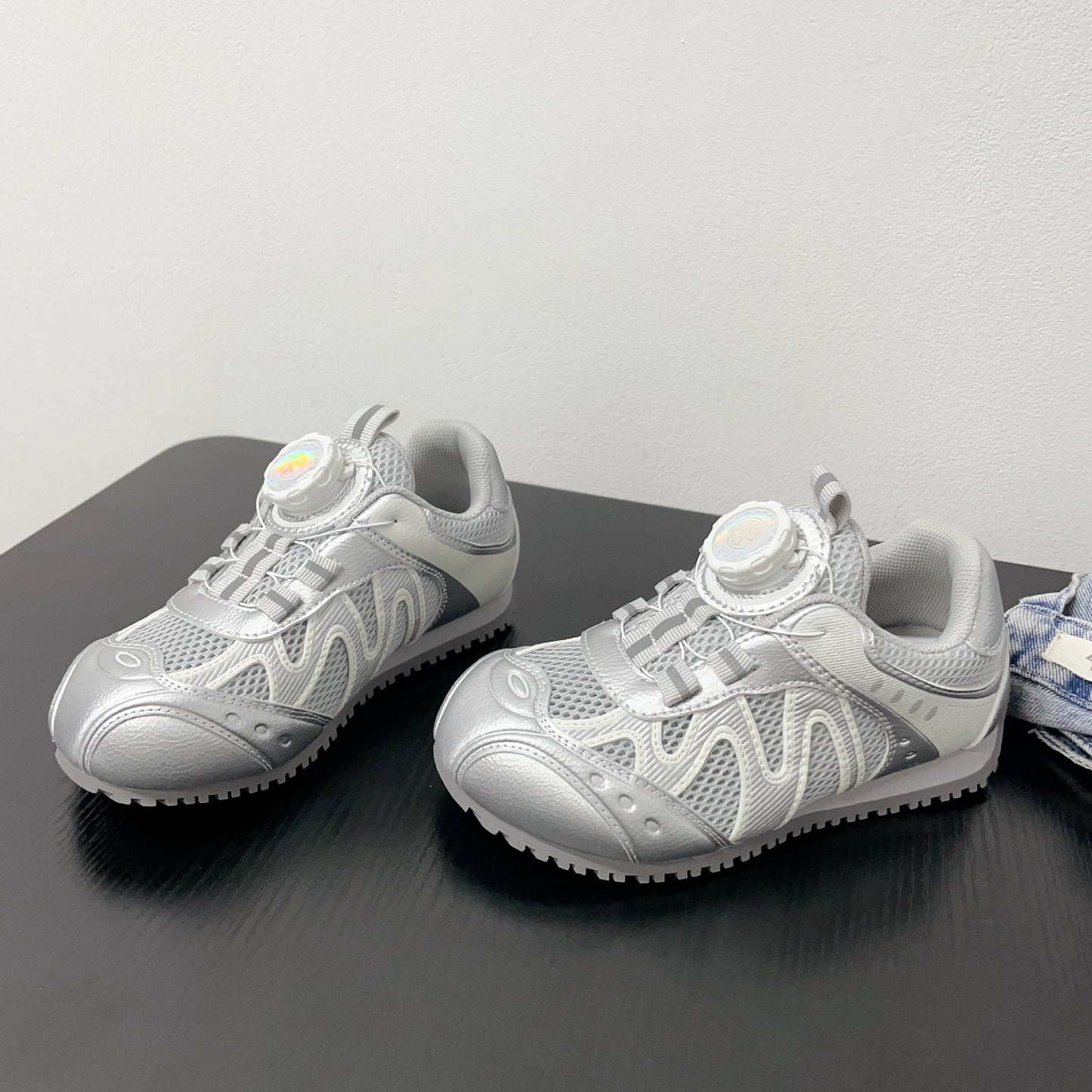 Children's Retro Style Light Comfortable Outdoor Rotating Button Children's Sports Shoes