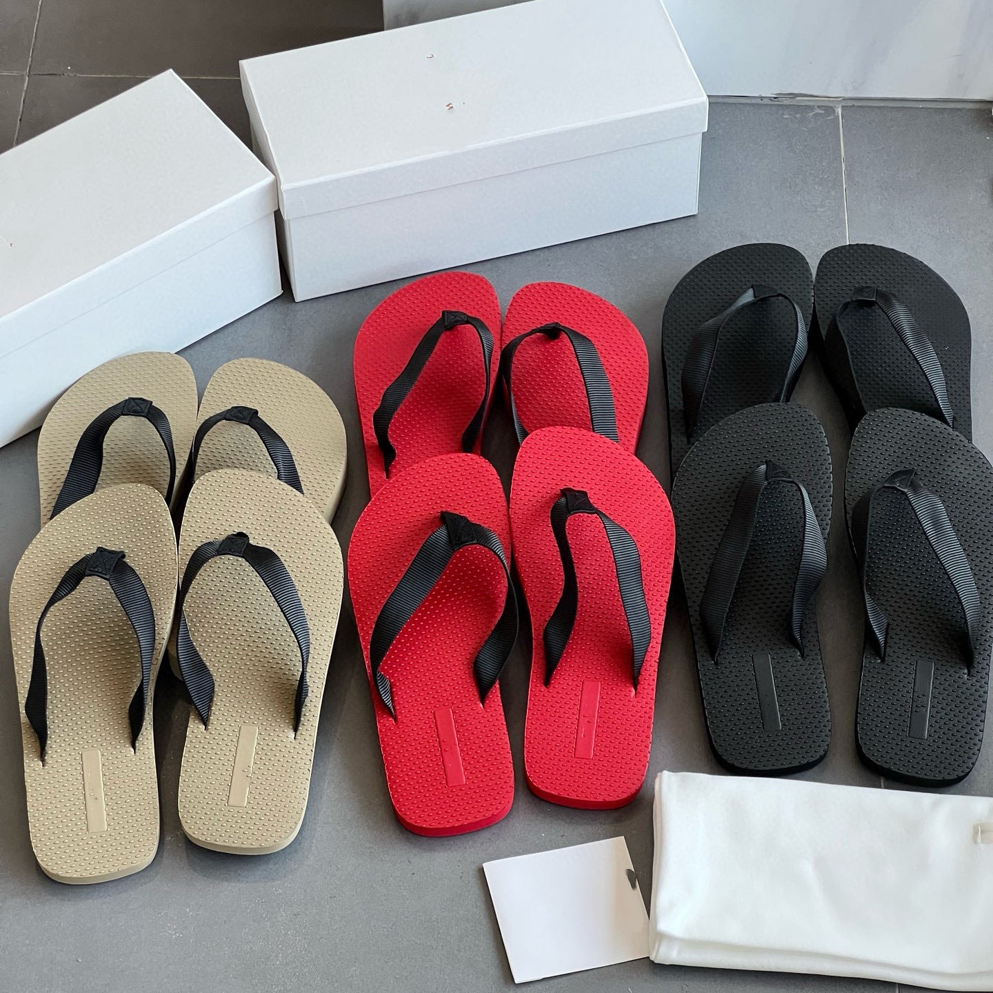 Women's Fashionable Seaside Black Red Flip-flops Flat Slippers