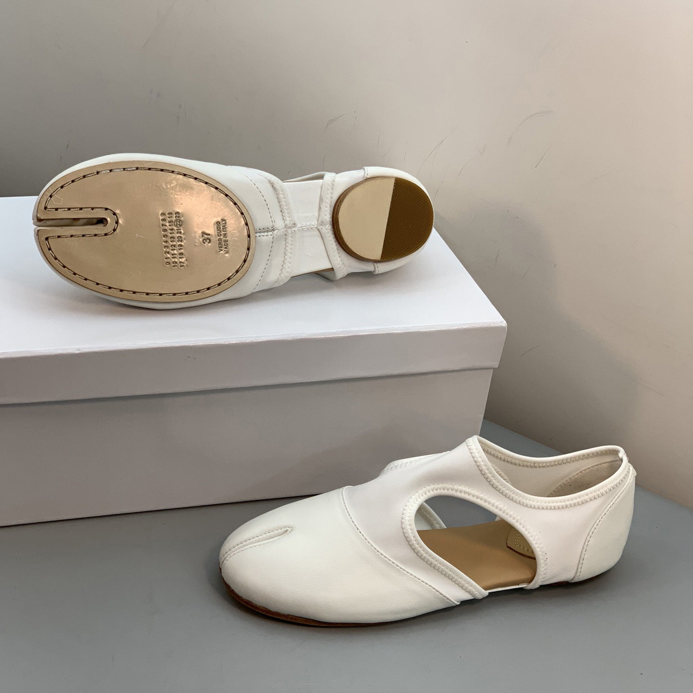 Women's Split Toe Pumps Spring Vintage Genuine Flat Ballet Hollowed Sandals
