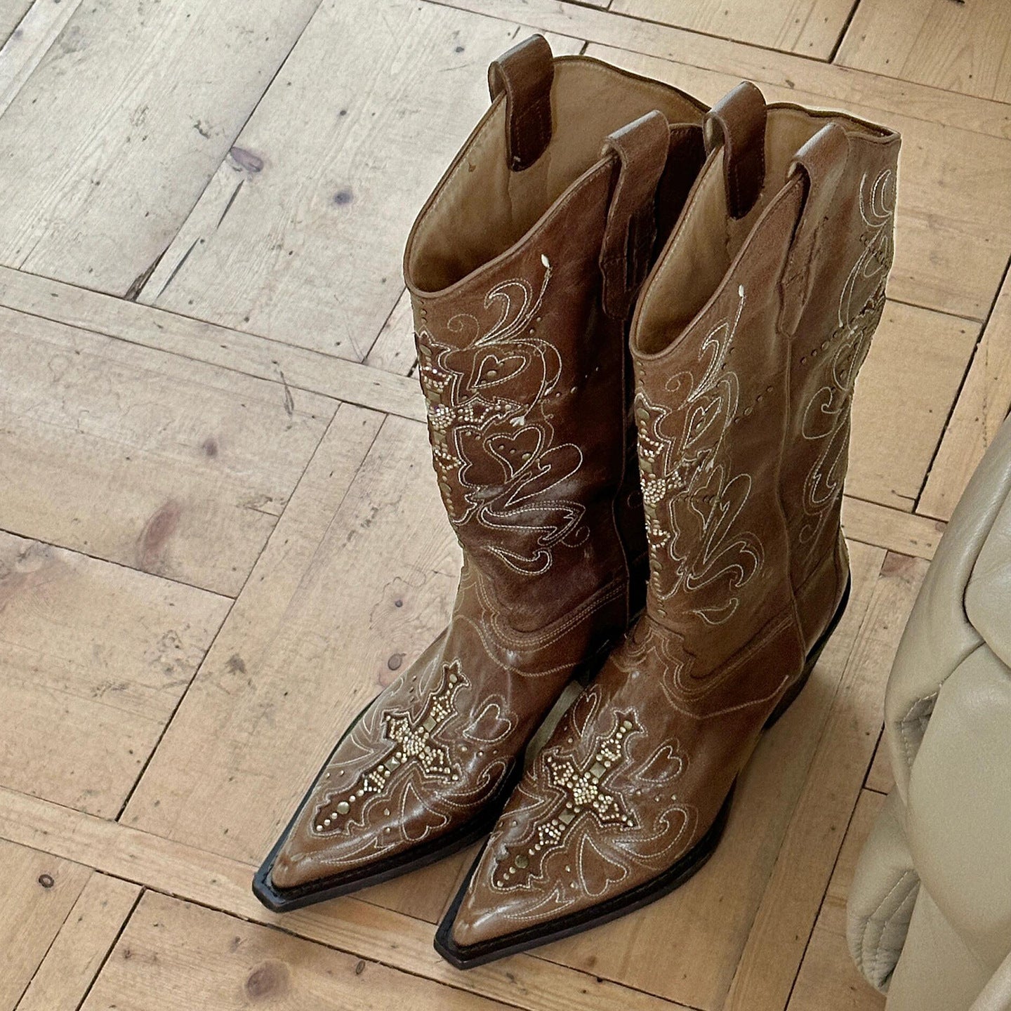 Women's Version Genuine Pointed Rivets Western Cowboy Embroidery Long Women's Leather Boots