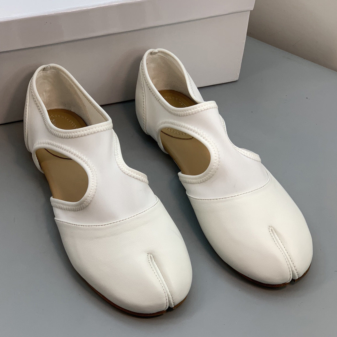 Women's Split Toe Pumps Spring Vintage Genuine Flat Ballet Hollowed Sandals