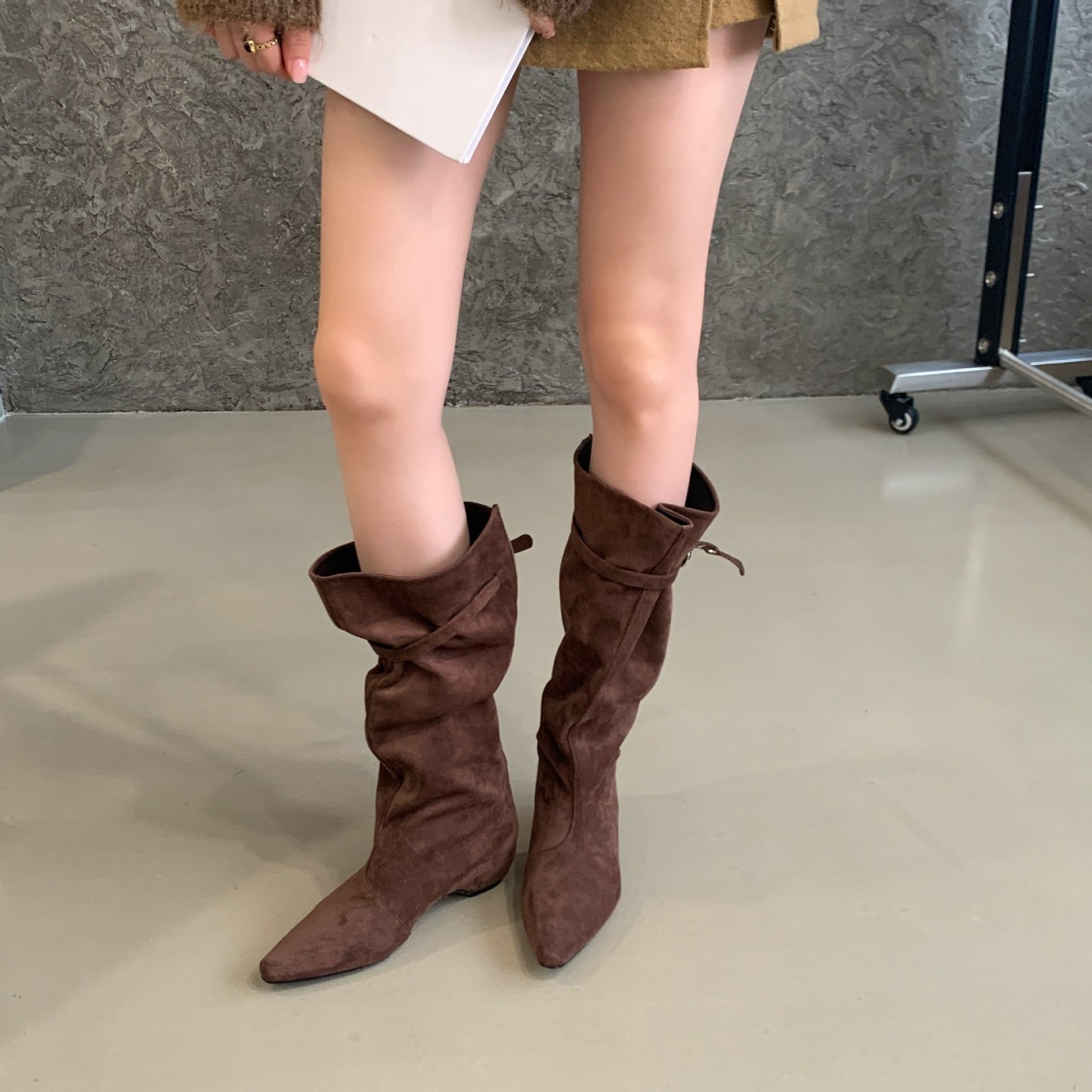 Women's Retro Back Zipper Pointed Toe Middle Boots