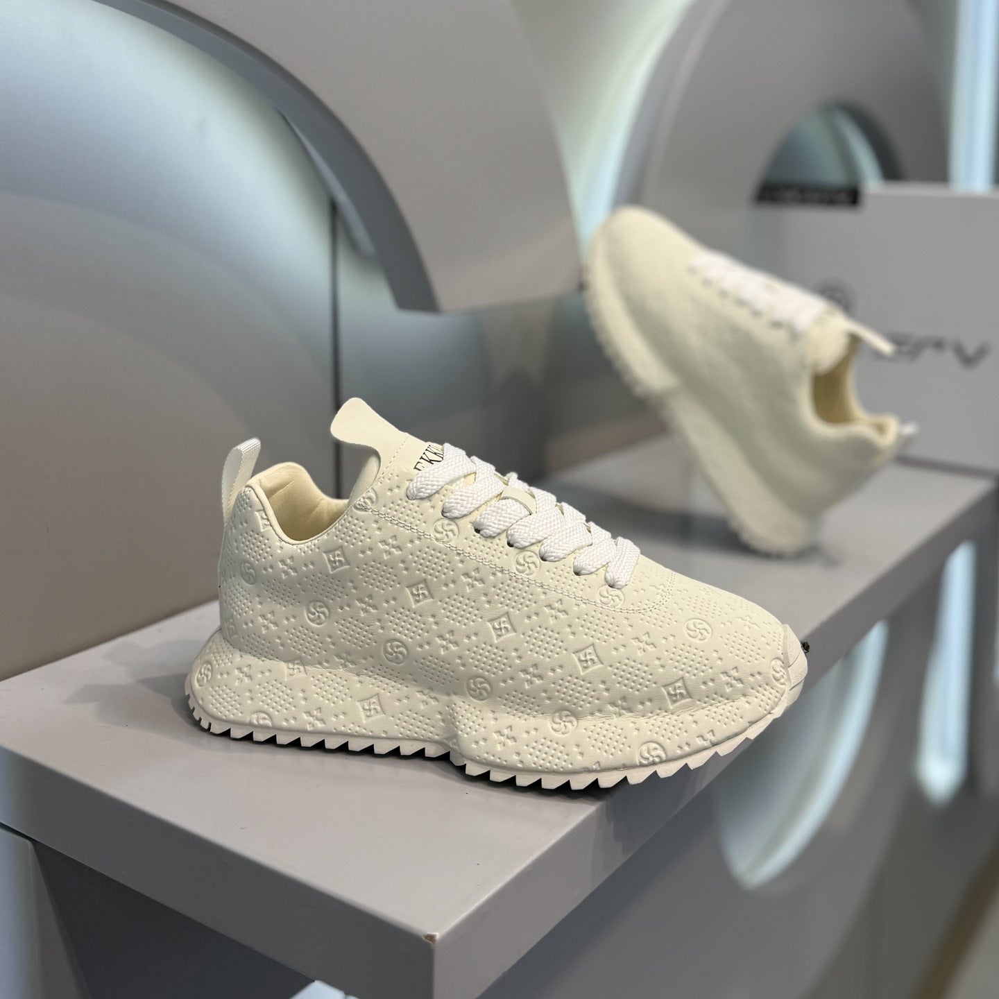 Men's Light Luxury Fashion Veet Padded Covered Bottom Ruffle Handsome Stylish Men's Casual Shoes