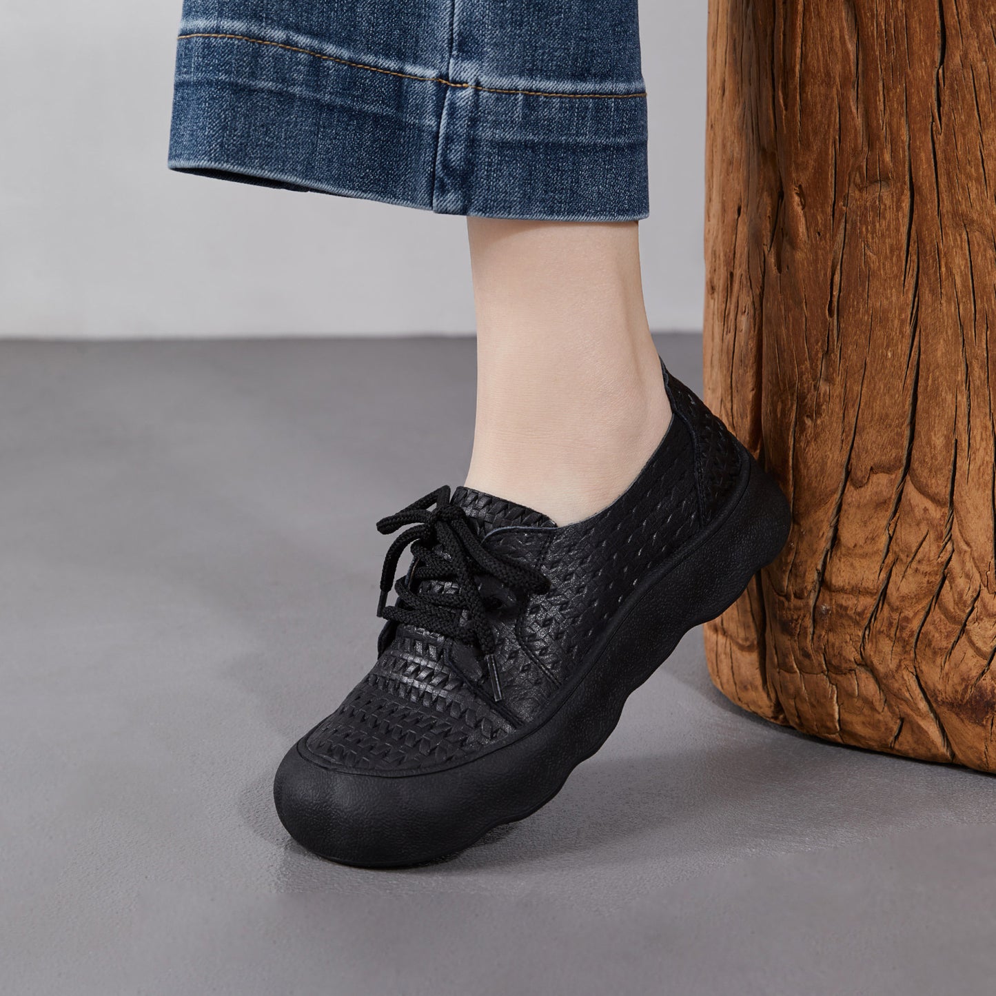 Women's Embossed Retro Lace Up Pumps Spring Comfort Flat Women's Casual Shoes